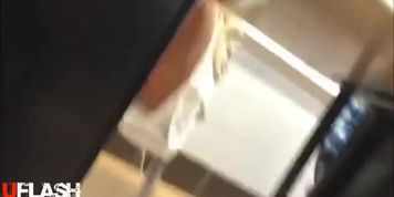 Grabando bajo la mesa lindas piertas y tanga
