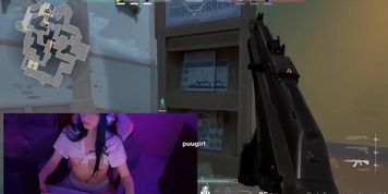 PuuGirl Sneaks A Pussy Rub While Gaming