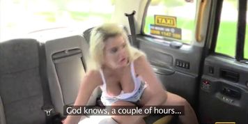 Busty babe Sienna Days hardcore backseat action