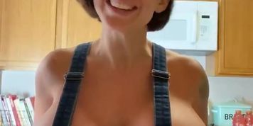 Big Tits Cooking In The Kithen (Brittany Elizabeth)