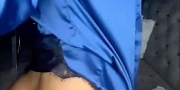 Mujer negra menea el culo