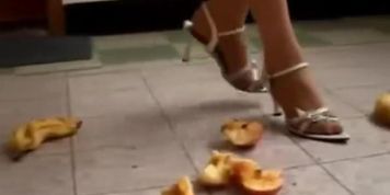 ????????(food crush ?Silk stockings and high heels trample bananas)