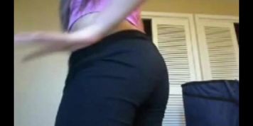 yoga pant milf masturbate on the floor - milf in yoga pants camshow