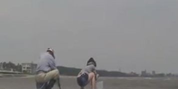 Asia flashing un public