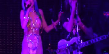 Miley Cyrus Performs Nude - Karen Dont Be Sad (Philadelphia, 12-05-15)