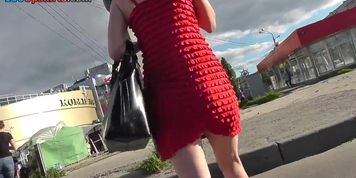 Free upskirt video of the sexy MILF in tight skirt