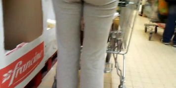 Une milf au joli cul au supermarche
