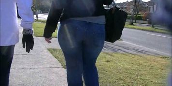 Big booty in tight jeans (candid)