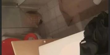 ma soeur sous la douche (Hiddencam___)
