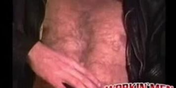 Mature dude knows how to jack it off like a real porn star
