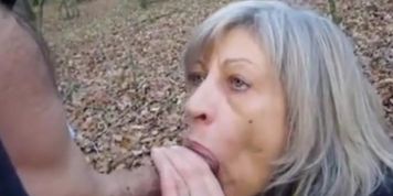 Une mature fait la pute dans les bois