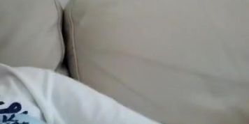 Garoto gozando no sof&aacute;