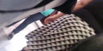 BAJO LA FALDA EN EL METRO REAL