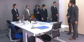 Office bimbo, Maki Hojo, plays with her fanny (Maki Houjo)