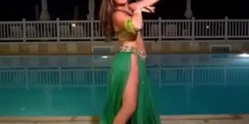 Gostosa na dan&ccedil;a do ventre