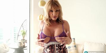 Huge-titted Wife Roxy Royce Puts On A Show