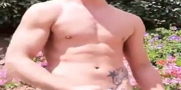 Tatuado sarado gozando na m&atilde;o