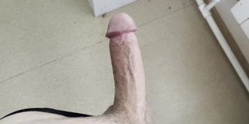 Quick jerk off in the locker room at work