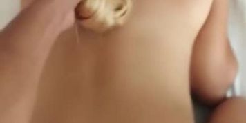Gime en cuatro con la tanga de lado 