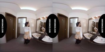 VR - Meeting in bathroom