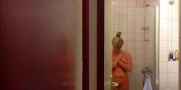 Nachbarin im Bad. Neighbours wife taking a shower.