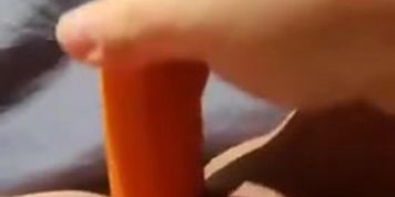 Napalona nastolatka robi sobie dobrze marchewk? 