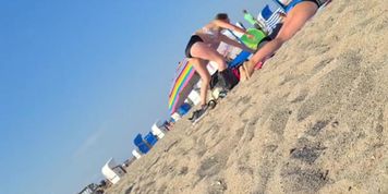 Gro&szlig;er fetter Arsch im Bikini am Strand 