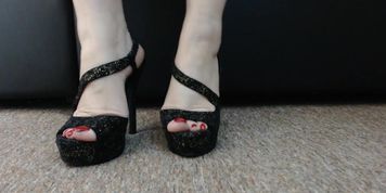 AMY WYNTERS SEXY RED TOES