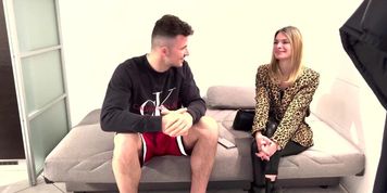 Porno attrice amatoriale incontra un fan in ascensore e lo scopa. (Dialoghi sporchi in Italiano)