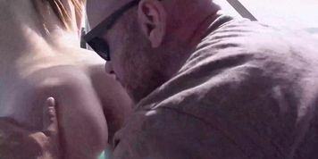 Notgeiler Sugar Daddy bumst junge Studentin
