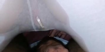 Elle pisse dans son legging et se frotte contre ma queue