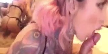 Tattooed chick gives mindblowing head to
