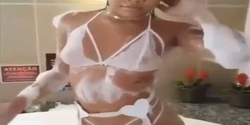 Novinha gostosa e rabuda dan&ccedil;a funk no motel