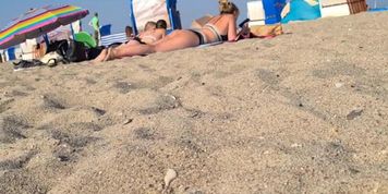 Gro&szlig;er Blondinen Arsch im Bikini am Strand 