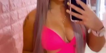 Latina is showing her body