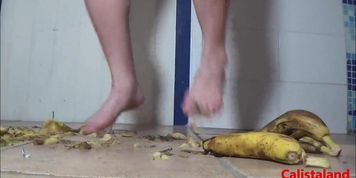 Bananes et kiwis &eacute;cras&eacute;s par 2 d&eacute;licieux pieds f&eacute;minins (Gina Carano)