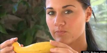 Sporty brunette babe vibrating peachy wet pussy - video 1