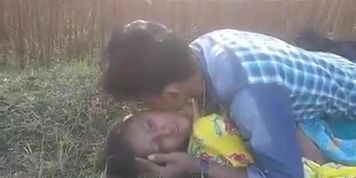 Indian Desi lovers have outdoor sex in the jungle (desi_girls)