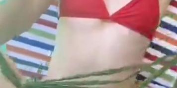 Ense&ntilde;a Las Tetas Mientras Descansa En La Alberca Por Periscope @vesperdoll parte 2