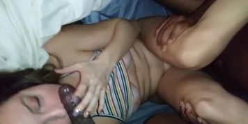 MAIS UMA CASADA VADIA FUDENDO DOIS NEGROS PAUZUDOS - WIFE FUCKED BY BBC