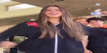 Addison Rae shaking ass