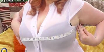 Ivy stretching her tight jeans (Eva Strauss)