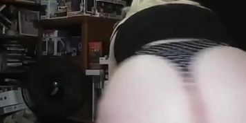 White girl ass shake!