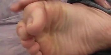 ari sexy feet in flip flops