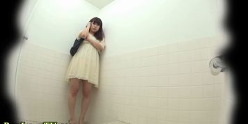 Asian hos pee in toilet