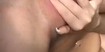 Jeune femme masturbation solo