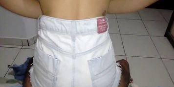 Casada novinha adora rebolar no colo do marido