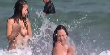 Beach Voyeur Expose Naked Girls