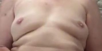 Oma wichst ihn geil ab