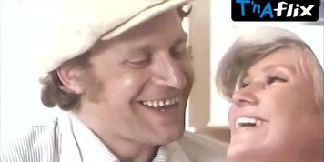 Doris Delaas Butt,  Breasts Scene  in Gefahrlicher Sex Fruhreifer Madchen 2: Hollisch Heisse Madchen